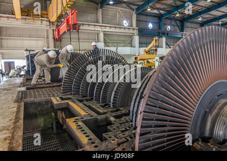 110 MW geotermici generatore di potenza di manutenzione, il rotore di turbina ispezione, impianto di energia geotermica CERRO PRIETO. Messico. Foto Stock