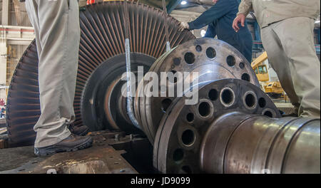 110 MW geotermici generatore di potenza di manutenzione, il rotore di turbina ispezione, impianto di energia geotermica CERRO PRIETO. Messico. Foto Stock