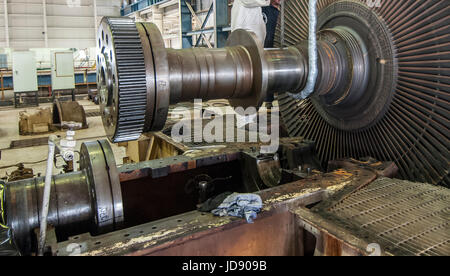 110 MW geotermici generatore di potenza di manutenzione, il rotore di turbina ispezione, impianto di energia geotermica CERRO PRIETO. Messico. Foto Stock