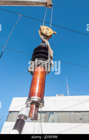 Ispezione della boccola durante la manutenzione del trasformatore nella Centrale geotermica CERRO PRIETO, Messico Foto Stock