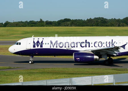 La Monarch Airlines Airbus A321 in rullaggio a aeroporto di Birmingham, UK (G-OZBE) Foto Stock