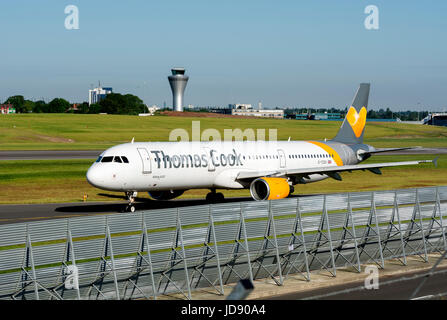 Thomas Cook Airbus A321 in rullaggio a aeroporto di Birmingham, UK (G-TCDX) Foto Stock