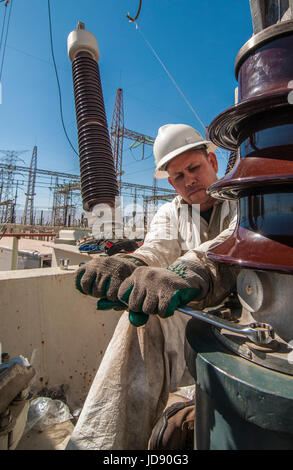 Interventi di manutenzione per il trasformatore di alimentazione delle boccole nella centrale geotermica, CERRO PRIETO, Comision Federal de Electricidad Foto Stock