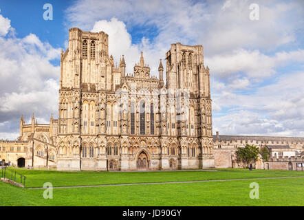 6 Giugno 2017: Wells, Somerset, Inghilterra, Regno Unito - facciata ovest della Cattedrale di Wells e cattedrale verde, pozzi, Somerset, Inghilterra, Regno Unito. Cattedrale di Wells è co Foto Stock