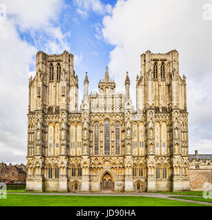 Il fronte ovest della Cattedrale di Wells e cattedrale verde, pozzi, Somerset, Inghilterra, Regno Unito. Cattedrale di Wells è considerato uno dei più belli cat Foto Stock