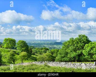 Una pietra a secco in corrispondenza della parete di sommità del Cheddar Gorge, e una vista del Somerset livelli, dalla gola a piedi, Somerset, Inghilterra, Regno Unito. Foto Stock