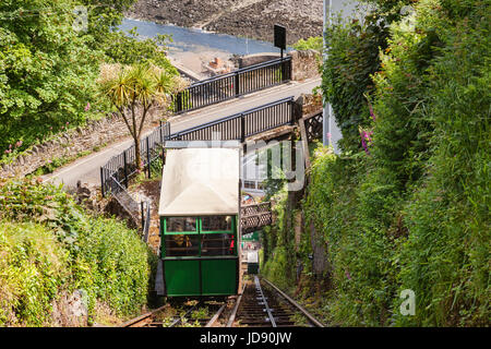 12 Giugno 2017: Lynton, Devon, Inghilterra, Regno Unito - Le due vetture della Lynton e Lynmouth Cliff Railway si avvicinano reciprocamente per la ripida via tra la t Foto Stock