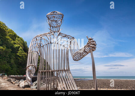 12 Giugno 2017: Lynmouth, Devon, Inghilterra Regno Unito - Walker da Richard Graham, nuova scultura inaugurato nel 2017 per contrassegnare la fine del Coleridge modo su Lynmo Foto Stock