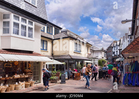 12 Giugno 2017: Lynmouth, Devon, Inghilterra, Regno Unito - Una folla di shopping in busy Lynmouth Street. Foto Stock