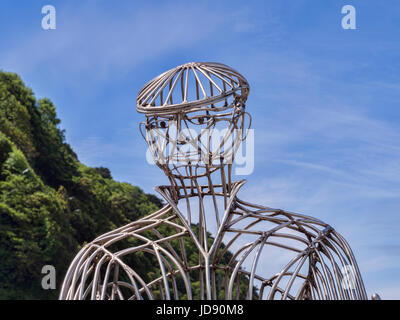 12 Giugno 2017: Lynmouth, Devon, Inghilterra Regno Unito - Walker da Richard Graham, nuova scultura inaugurato nel 2017 per contrassegnare la fine del Coleridge modo su Lynmo Foto Stock