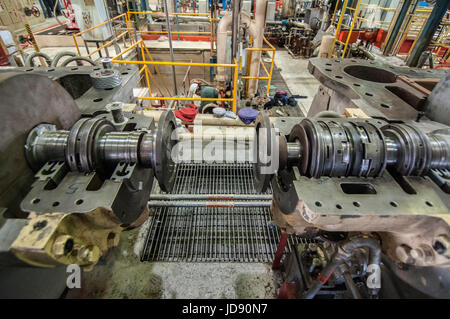 Il turbo compressore lavoro di allineamento in impianto di energia geotermica CERRO PRIETO, Comision Federal de Electricidad Foto Stock