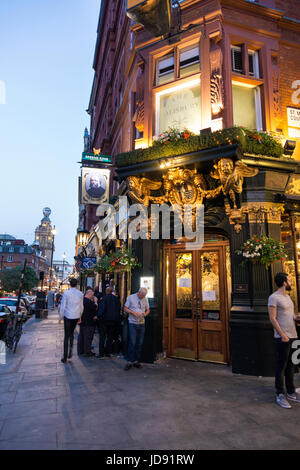 Angolo di entrata di pub con una facciata ornata (The Salisbury) St. Martin's Lane, London, Regno Unito Foto Stock