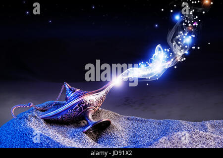 Aladdin genie la lampada magica sul deserto di sabbia Foto Stock