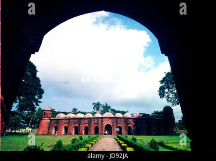La storica sat gombuj (sessanta a cupola mosquebuilt ) nel 1459 di Bagerhat - è uno dei siti del patrimonio mondiale dell'UNESCO Foto Stock