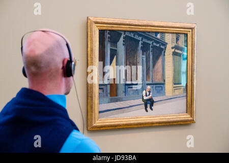 Uomo che guarda un dipinto domenica da Edward Hopper al Exhibition of American Art , dalla tramoggia di Rothko presso il Museo Barberini a Potsdam , Germania Foto Stock