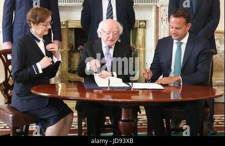 Ex Procuratore Generale Maire Whelan (sinistra) è designato come una corte di appello giudice dal presidente Michael D Higgins (centro) e Taoiseach Leo Varadkar a Aras un Uachtarain a Dublino. Foto Stock