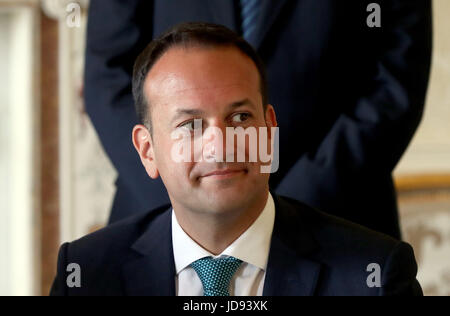 Taoiseach Leo Varadkar guarda come ex procuratore generale Maire Whelan è nominato come una corte di appello giudice dal presidente Michael D Higgins a Aras un Uachtarain a Dublino. Foto Stock