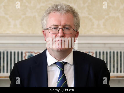 Attuale Procuratore Generale Seamus Woulfe guarda come ex procuratore generale Maire Whelan è nominato come una corte di appello giudice dal presidente Michael D Higgins a Aras un Uachtarain a Dublino. Foto Stock