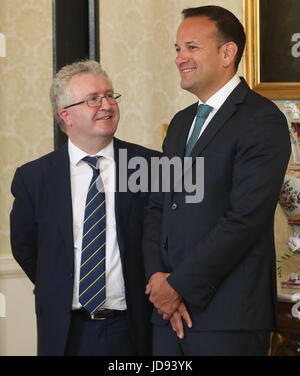 Attuale Procuratore Generale Seamus Woulfe (sinistra) e Taoiseach Leo Varadkar guardare come ex procuratore generale Maire Whelan è nominato come una corte di appello giudice dal presidente Michael D Higgins a Aras un Uachtarain a Dublino. Foto Stock