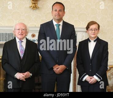 Ex Procuratore Generale Maire Whelan (a destra) con il Taoiseach Leo Varadkar (centro) e Presidente Michael D Higgins, dopo che lei è stato nominato come una corte di appello giudice Aras un Uachtarain a Dublino. Foto Stock