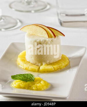 Dolce di cocco con ananas e Apple. Foto Stock