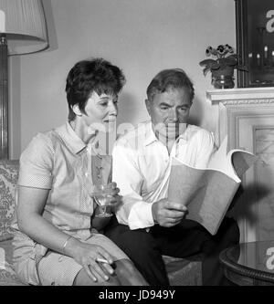 L'attore James Mason - a fianco di autore Penelope Mortimer - come egli delibera sulla sceneggiatura di 'Il mangiatore di zucca", un nuovo film in cui egli è a stella con Anne Bancroft. Il film è basato su Penelope Mortimer's best-seller ed è stato adattato per lo schermo da Harold Pinter. Foto Stock