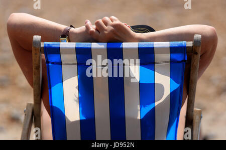 Persone godere il caldo sulla spiaggia di Brighton, East Sussex. Foto Stock