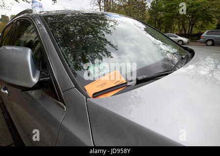 Città di boston parcheggio avviso di violazione ai sensi del tergivetro anteriore Boston STATI UNITI D'AMERICA Foto Stock