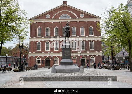 Samuel Adams statua al di fuori di Faneuil Hall Boston STATI UNITI D'AMERICA Foto Stock