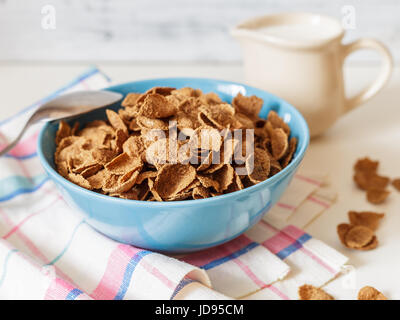 Sana colazione con grano di crusca di grano saraceno a base di cereali con latte in ceramica blu ciotola. Pronto a mangiare Foto Stock