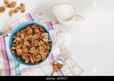 Sana colazione con grano di crusca di grano saraceno a base di cereali con latte in ceramica blu ciotola. Pronto a mangiare Foto Stock