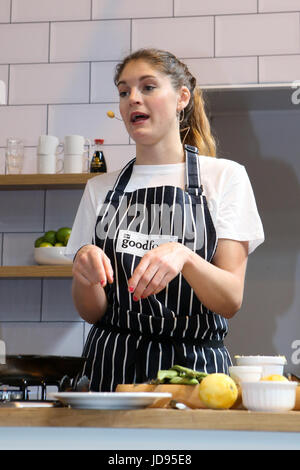 Birmingham, Regno Unito. Il 16 giugno 2017. Sophie Godwin presentando sulla BBC Good Food stadio alla BBC Good Food Show, NEC, Birmingham, Regno Unito Foto Stock