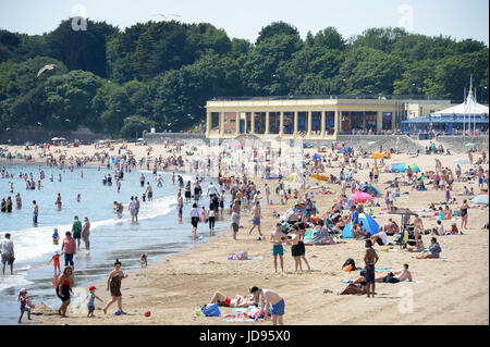 Persone pack la spiaggia di Barry Island, nel Galles del Sud, dove le temperature sono in alta venti e popolo gregge al mare per godere del glorioso tempo soleggiato. Foto Stock