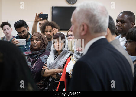 Leader laburista Jeremy Corbyn visitando Finsbury Park moschea nel nord di Londra, vicino dove un uomo è morto, otto persone prese in ospedale e una persona arrestata dopo un noleggio van colpito i pedoni. Foto Stock