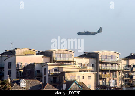 Un Hercules C-130 velivoli da trasporto tattico sorvolano, Newquay Cornwall. Foto Stock