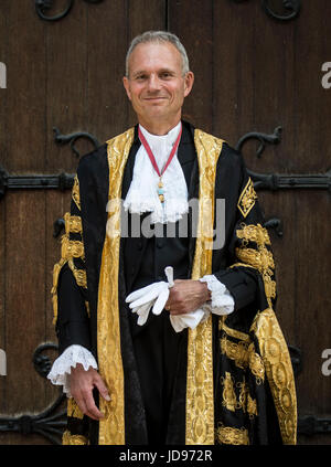 Il nuovo signore cancelliere David Lidington al giudice di ingresso al Royal Courts of Justice, nel centro di Londra prima di essere installato. Foto Stock