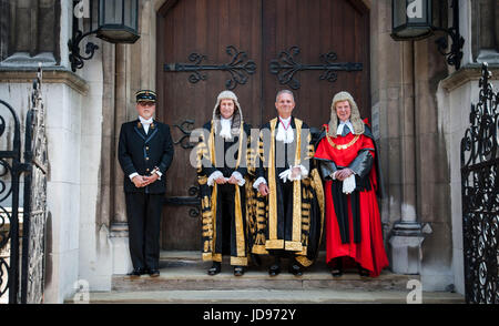 Il nuovo signore cancelliere David Lidington, accanto a master dei rotoli Sir Terence Etherton (sinistra) e Lord Chief Justice signore Thomas, al giudice di ingresso al Royal Courts of Justice, nel centro di Londra prima di essere installato. Foto Stock