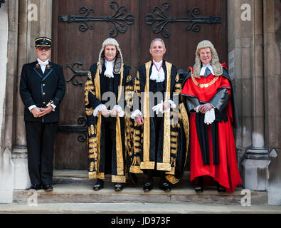 Il nuovo signore cancelliere David Lidington, accanto a master dei rotoli Sir Terence Etherton (sinistra) e Lord Chief Justice signore Thomas, al giudice di ingresso al Royal Courts of Justice, nel centro di Londra prima di essere installato. Foto Stock