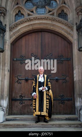 Il nuovo signore cancelliere David Lidington al giudice di ingresso al Royal Courts of Justice, nel centro di Londra prima di essere installato. Foto Stock