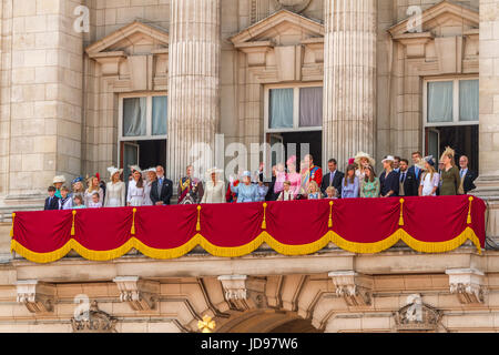 Royal famiglia radunata sul balcone di Buckingham Palace ,poco dopo il compleanno del Queens Parade , Londra 2017 Foto Stock