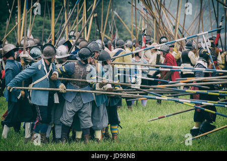 Roundheads e cavaliers battaglia in corrispondenza di un Nodo sigillato guerra civile inglese rievocazione storica evento. Charlton park di Malmesbury, Wiltshire, Regno Unito. Vintage filtro applicato Foto Stock