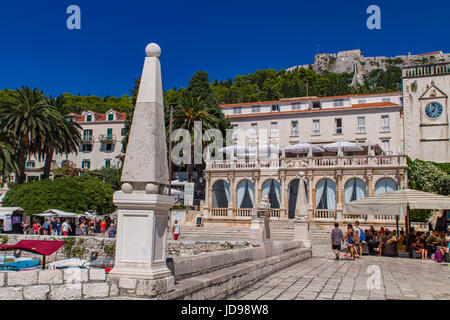 STARI GRAD, Croazia - luglio 7, 2009: persone non identificate a Stari Grad sull'isola di Hvar, Croazia. Hvar è uno dei più popolari e più visitati destin Foto Stock