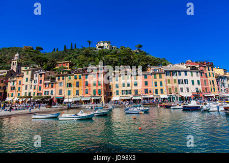 PORTOFINO, Italia - 29 Aprile 2017: persone non identificate a Portofino, Italia. Portofino è una popolare destinazione turistica sul Mar Ligure. Foto Stock