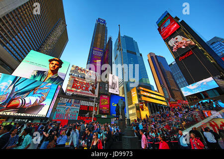 Inserzioni e pubblicità in Times Square a New York City, New York, Stati Uniti d'America Foto Stock