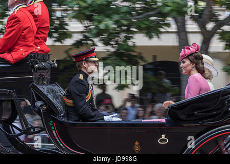 Il principe Harry e la Duchessa di Cambridge trooping il colore 2017 Foto Stock