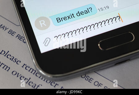 Messaggio BREXIT sullo smartphone RE L'UE lasciando l'Unione europea parla di negoziati si occupa dei social media campaign Foto Stock