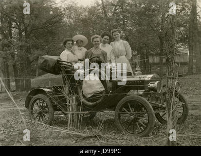 Antique c1922 fotografia, quattro donne e un bambino in un'auto. La posizione è probabilmente Mankato, Minnesota. Fonte: fotografia originale. Foto Stock