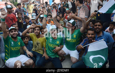 Lahore, Pakistan. 19 giugno 2017. Il pakistan cricket tifosi guardare il cricket match finale tra il Pakistan e l'India in un centro commerciale per lo shopping. Il Champions Trophy partita finale tra India e Pakistan si svolge al ovale a Londra. Credito: Rana Sajid Hussain/Pacific Press/Alamy Live News Foto Stock