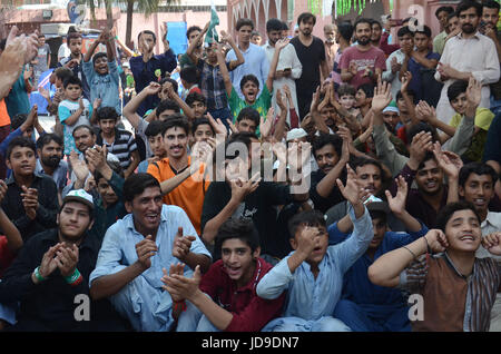 Lahore, Pakistan. 19 giugno 2017. Il pakistan cricket tifosi guardare il cricket match finale tra il Pakistan e l'India in un centro commerciale per lo shopping. Il Champions Trophy partita finale tra India e Pakistan si svolge al ovale a Londra. Credito: Rana Sajid Hussain/Pacific Press/Alamy Live News Foto Stock