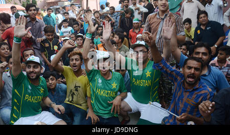 Lahore, Pakistan. 19 giugno 2017. Il pakistan cricket tifosi guardare il cricket match finale tra il Pakistan e l'India in un centro commerciale per lo shopping. Il Champions Trophy partita finale tra India e Pakistan si svolge al ovale a Londra. Credito: Rana Sajid Hussain/Pacific Press/Alamy Live News Foto Stock